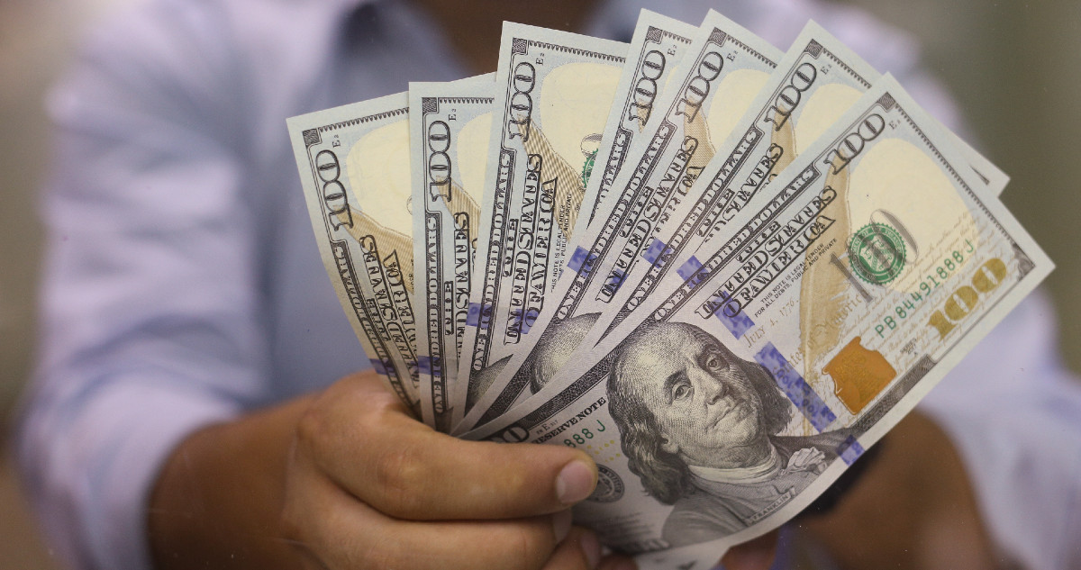 Dólar no para de caer y baja de los $800 en medio de la sesión
