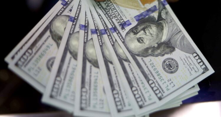 Dólar inició la semana con alzas de casi $10 y sus movimientos dependerán de una serie de noticias