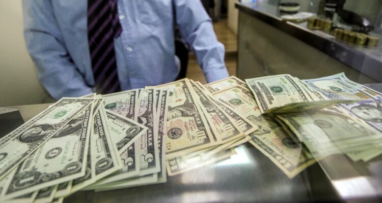Dólar parte la semana con caídas de más de $10 y muestra debilitamiento a nivel global