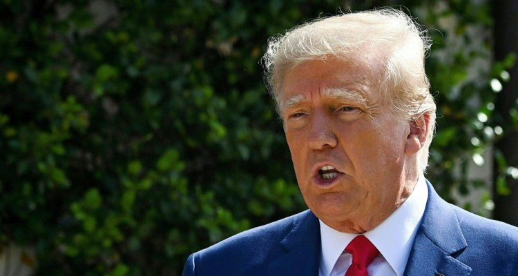 El expresidente Donald Trump habla con la prensa el 8 de noviembre de 2022 en Palm Beach.