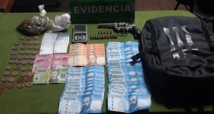 Detienen a dos personas que circulaban con drogas, un arma y municiones en el centro de Valdivia
