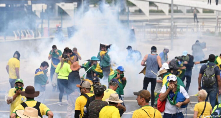 Bolsonaristas invaden poderes del Estado en Brasil