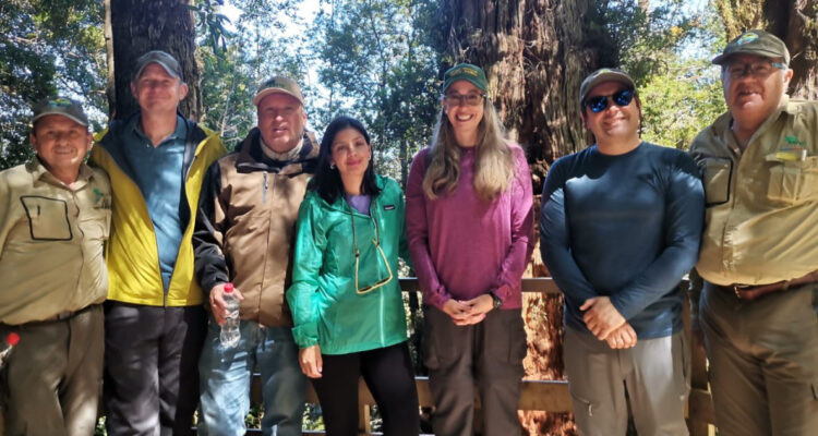 Embajadora de EEUU en apertura de sendero en parque Alerce Andino
