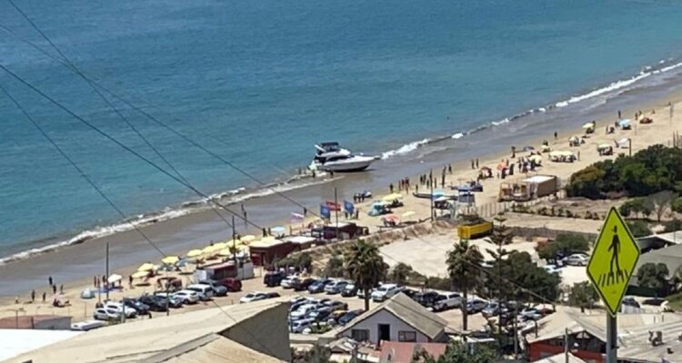 Embarcación termina varada en pleno balneario de Guanaqueros