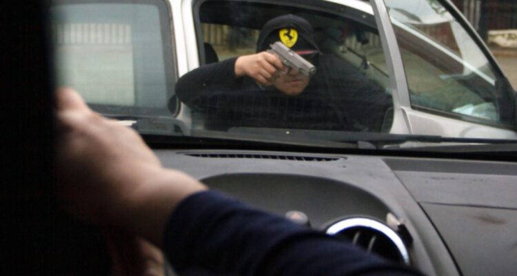 Papá que hacía fila para matricular a su hija sufre encerrona afuera de colegio de Providencia