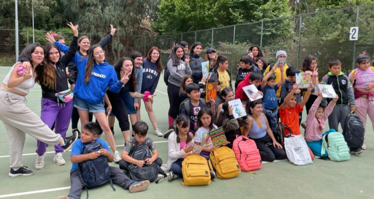 Entregan mochilas con material escolar a niños y jóvenes damnificados por incendio en Viña del Mar