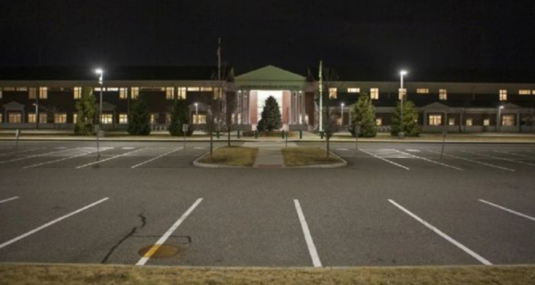 Insólito: Escuela instaló luces inteligentes para ahorrar, pero lleva casi 2 años sin poder apagarlas