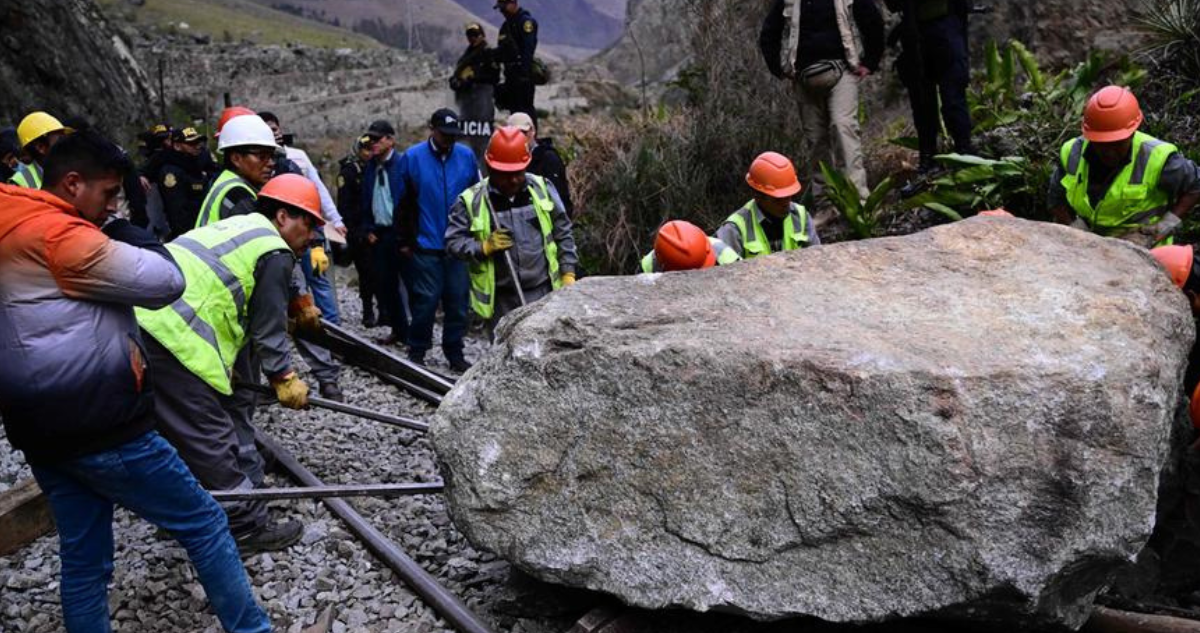Trabajadores removiendo inmensa piedra desde vía férrea de Machu Picchu