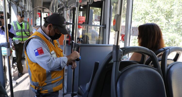Aumento de zonas pagas, multas y más fiscalización: el plan del MTT para evitar evasión en buses RED