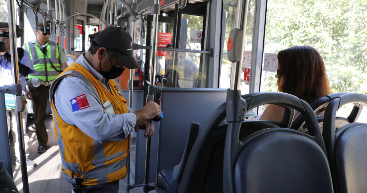 Aumento de zonas pagas, multas y más fiscalización: el plan del MTT para evitar evasión en buses RED