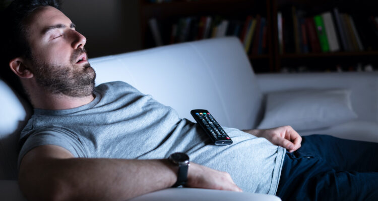 Cómo evitar dormirse mientras se ve televisión