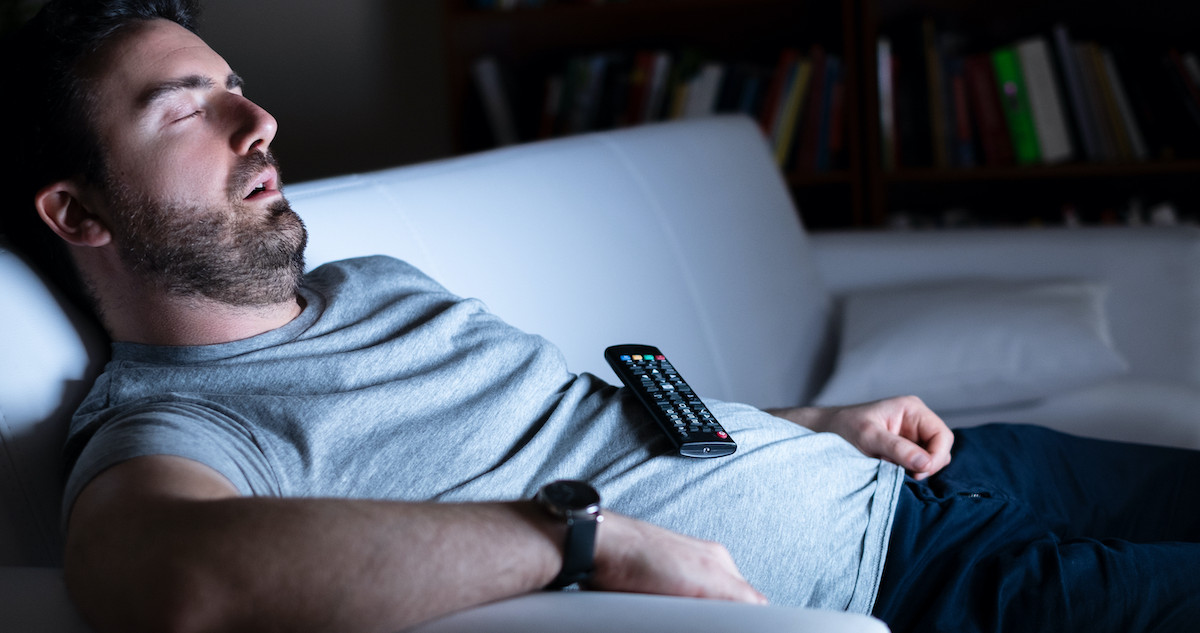 Cómo evitar dormirse mientras se ve televisión