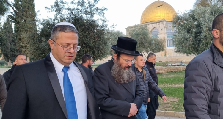 El ministro israelí en la explanada.