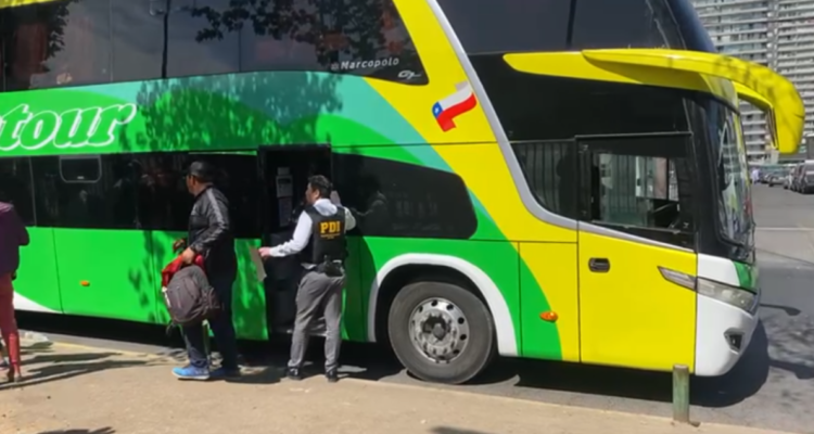 Fiscalizan bus que llegó a Estación Central desde Bolivia: traía a 22 extranjeros indocumentados