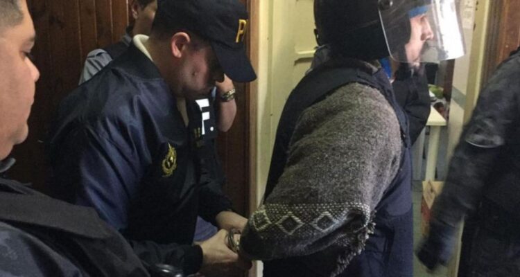 Con gritos, golpes a la puerta de una casa y ebrio: los detalles de detención de Facundo Jones Huala