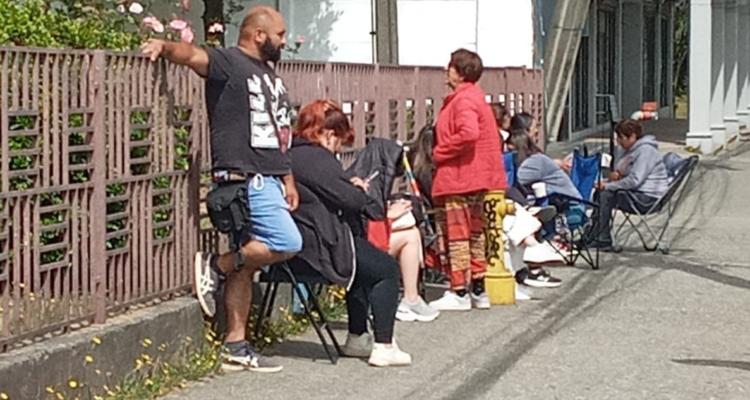 “Es súper humillante”: padres llevan 3 días haciendo fila por un cupo a colegios en Valdivia