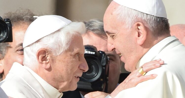 Francisco encomienda a la Virgen al papa Benedicto XVI durante primera misa del año