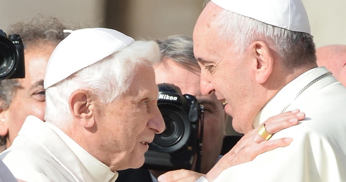 Francisco encomienda a la Virgen al papa Benedicto XVI durante primera misa del año