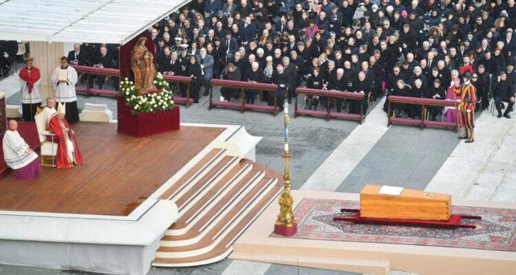 Cerca de 50 mil fieles asisten al funeral de Benedicto XVI en la plaza de San Pedro