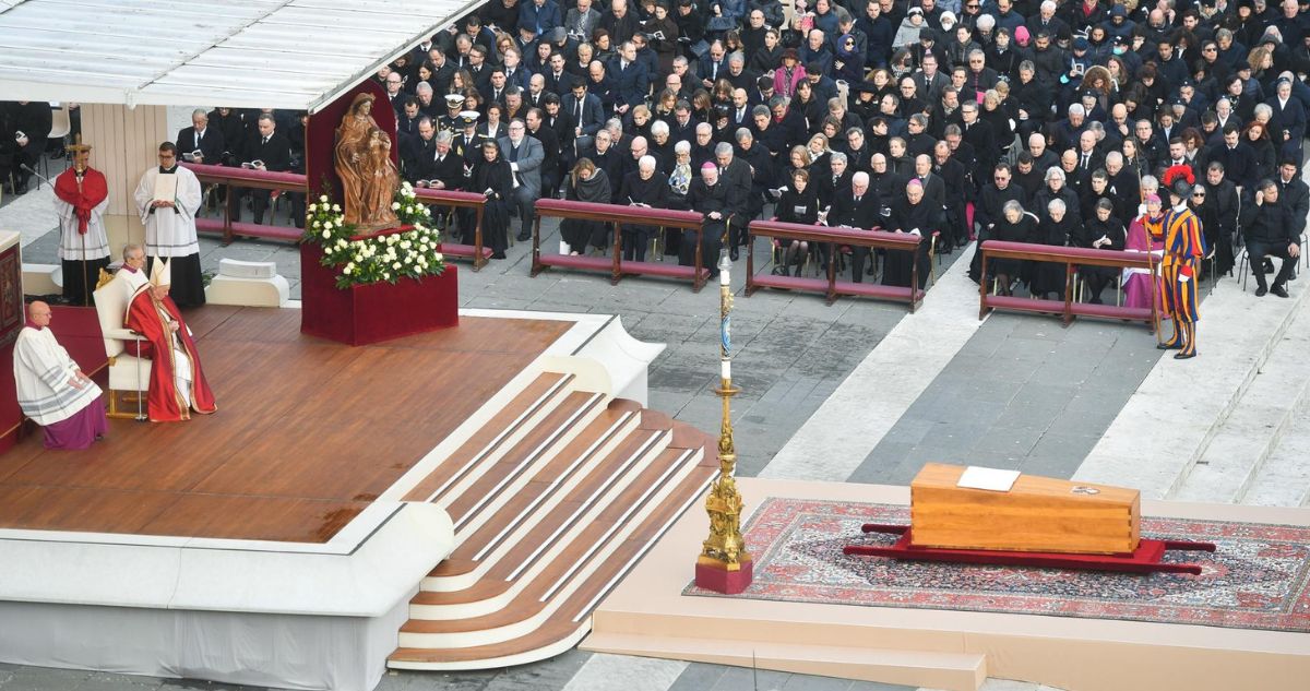 Cerca de 50 mil fieles asisten al funeral de Benedicto XVI en la plaza de San Pedro