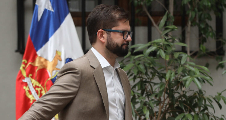 Cadem: desaprobación del presidente Gabriel Boric llega al 70% en medio de reproches por indultos