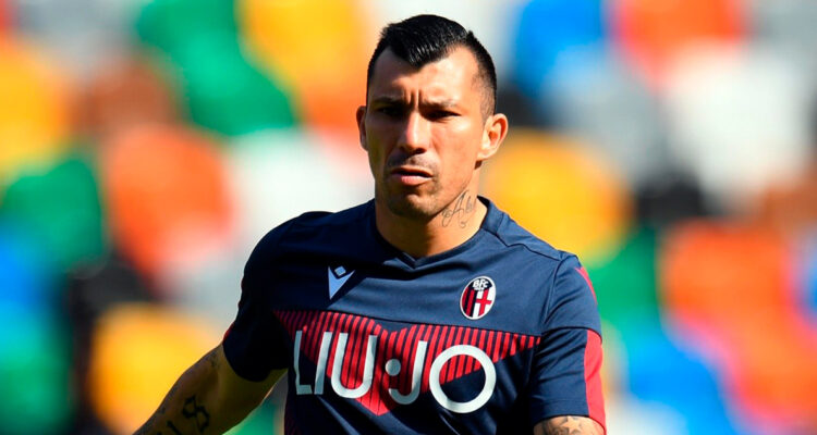 Gary Medel salió lesionado en derrota del Bologna