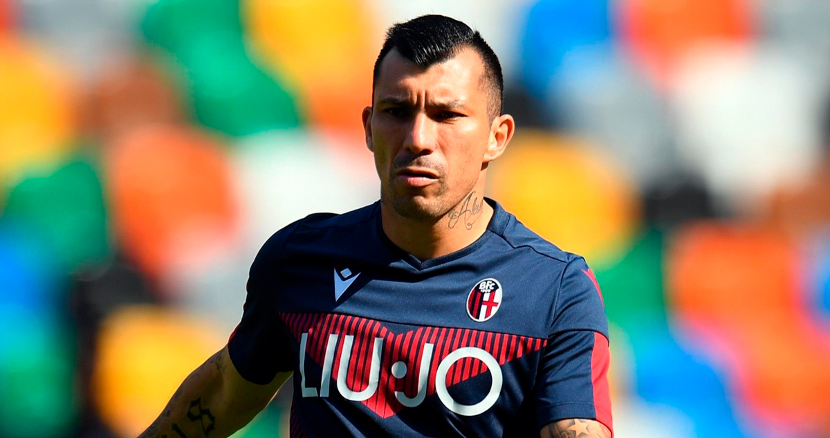 Gary Medel salió lesionado en derrota del Bologna