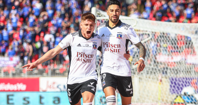 Leonaro Gil y Juan Martín Lucero festejando un gol en el campeonato nacional.