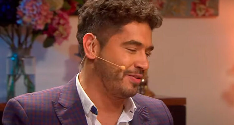 El periodista Gino Costa mira serio hacia un costado en un programa de cocina de TVN.