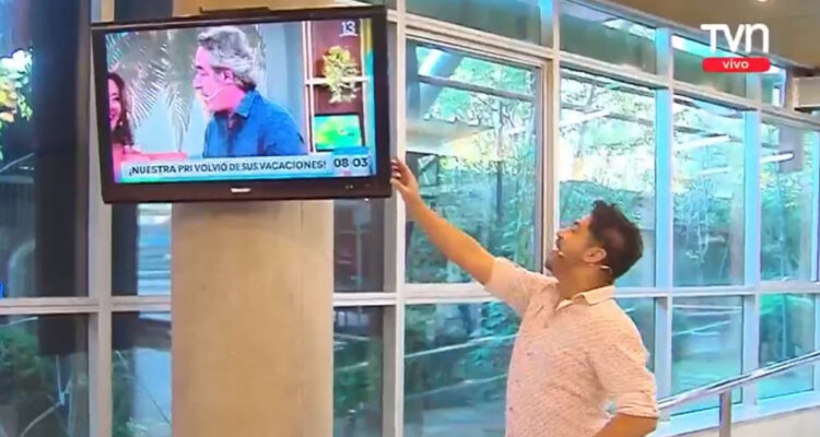 Gino Costa junto a la televisión en el canal TVN durante su fail en vivo.