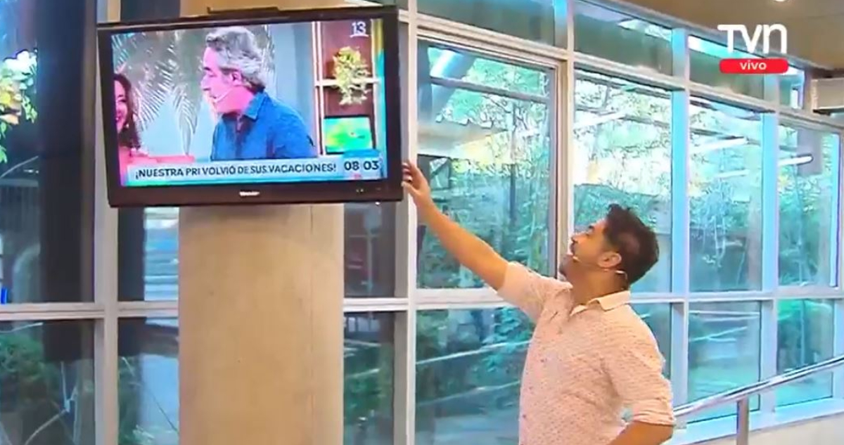 Gino Costa junto a la televisión en el canal TVN durante su fail en vivo.