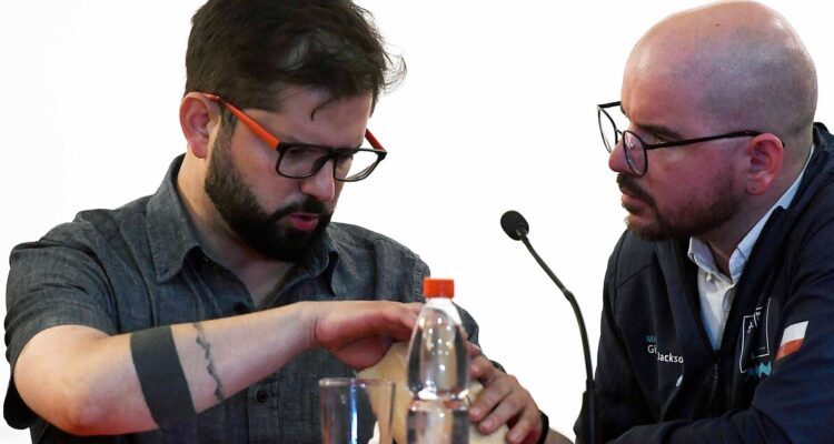 Foto referencial Boric y mesa de seguridad