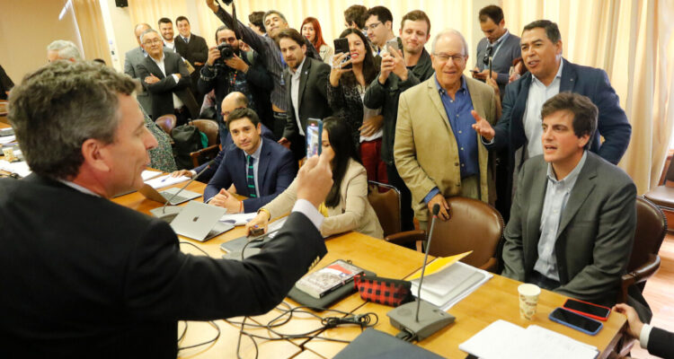 “¡Fuera el matonaje!”: cae censura contra Cariola y desata la rabia de De la Carrera contra Schalper