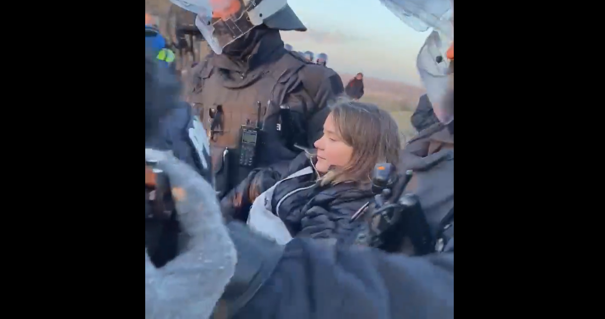 Greta Thunber siendo arrestadag.