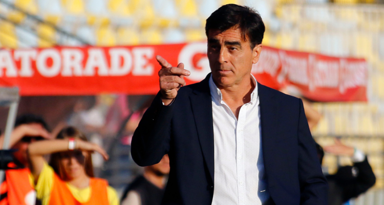 Gustavo Quinteros apunta hacia Argentina por un defensor.