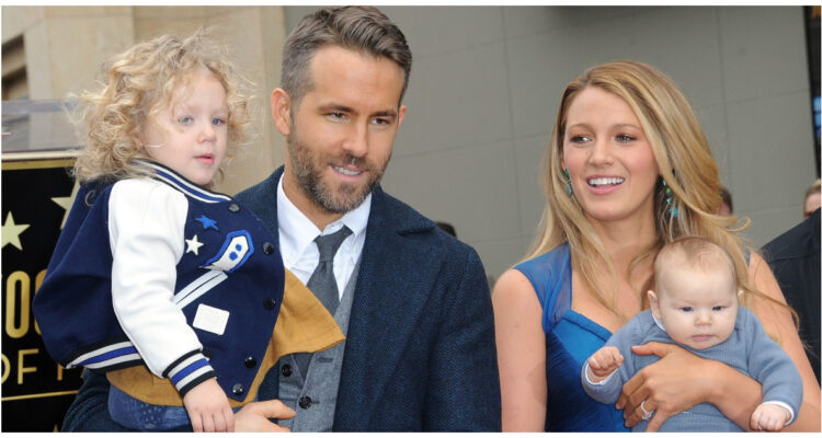 Ryan Rynols y Blake Lilvey junto a sus hijas