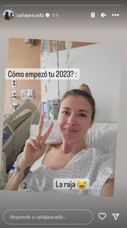 Carla Jara en su historia de Instagram, donde se ve ingresada en una clínica.