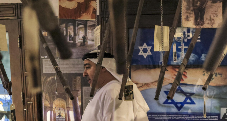 Ahmed al Mansoori muestra la Galería del Holocausto de Dubái.