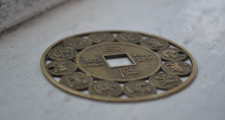 Una moneda china muestra a los 12 animales del zodiaco que conforman el horóscopo chino.