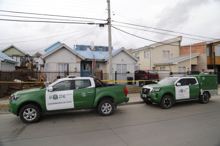 Personal policial trabajando en la vivienda donde ocurrió el crimen