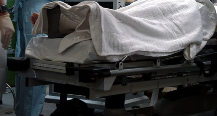 Mujer asesina a su esposo que estaba internado en hospital de EEUU y luego se atrinchera en habitación