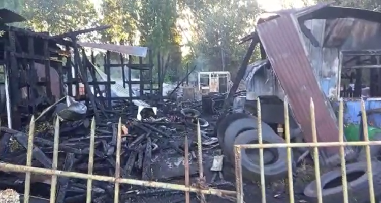 Incendio en vulcanización dejó una vivienda y un vehículo consumidos por el fuego en Cabrero