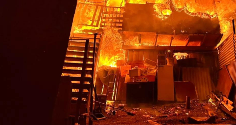 42 personas, entre ellas 12 menores de edad, quedaron sin vivienda.