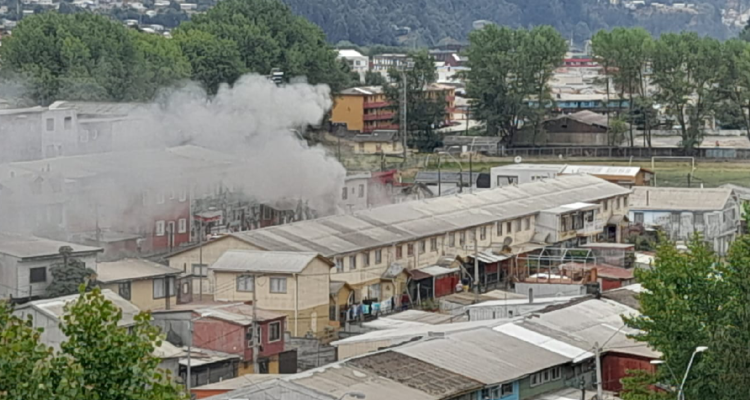 Incendio en población Pedro Bannen de Lota: se aprecia columna de humo desde sectores colindantes