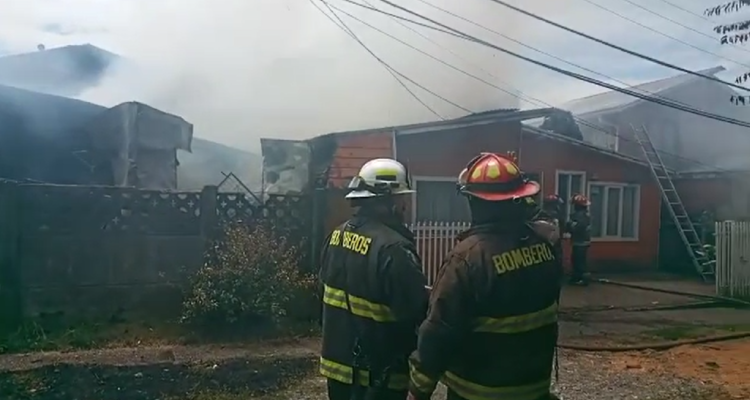 Cuatro viviendas fueron afectadas por incendio en Valdivia y tres personas resultaron lesionadas