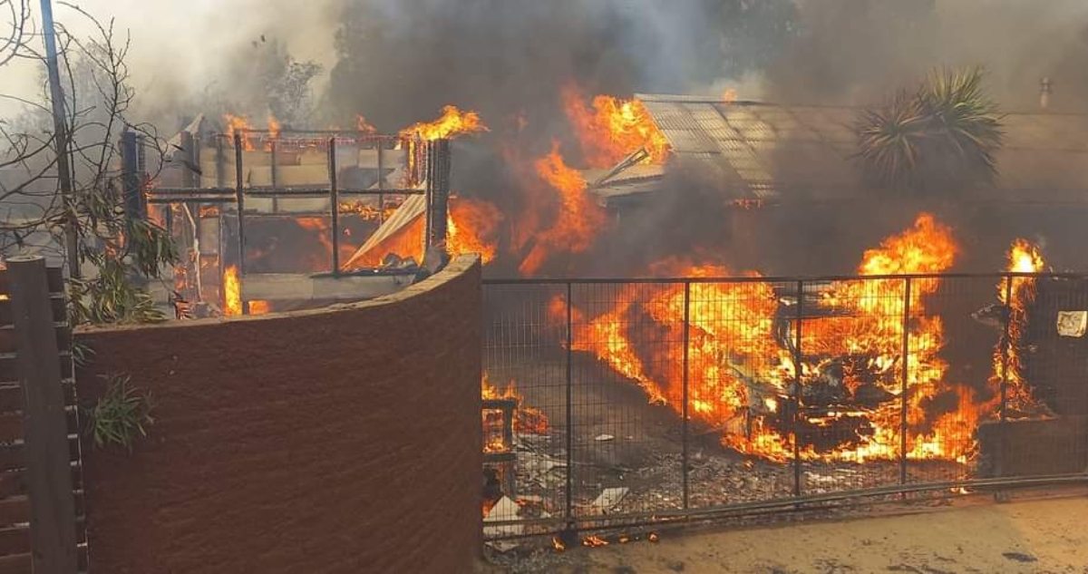 Incendio forestal consume 10 viviendas en Portezuelo