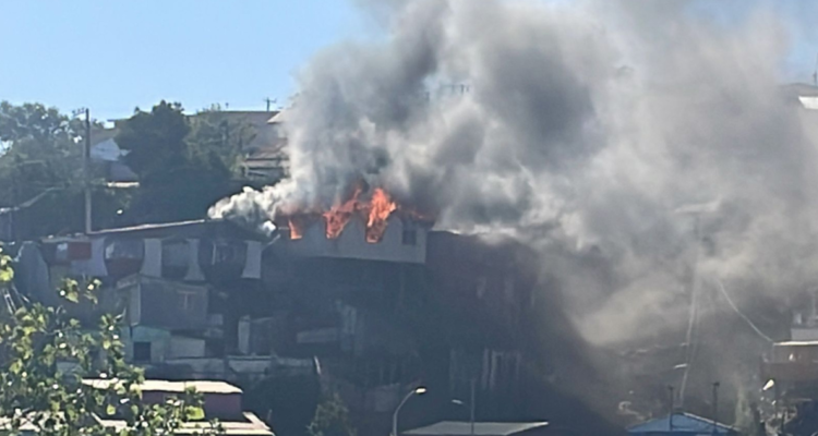 Agreden a bombero durante control de incendio en cerro Playa Ancha de Valparaíso