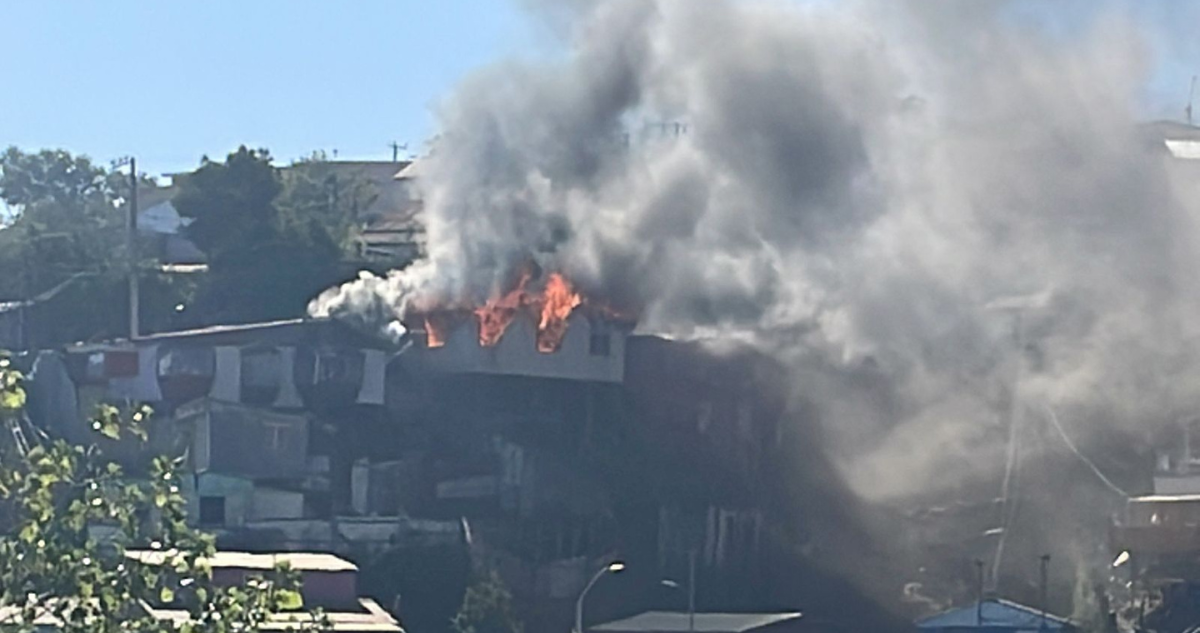 Agreden a bombero durante control de incendio en cerro Playa Ancha de Valparaíso