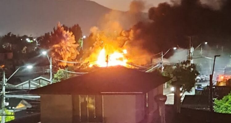 Un muerto deja incendio en Quilicura: investigan si el fuego fue intencional