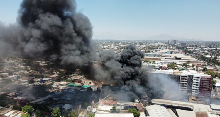 Gigantesco incendio en San Joaquín genera densa columna de humo: hay tres lesionados